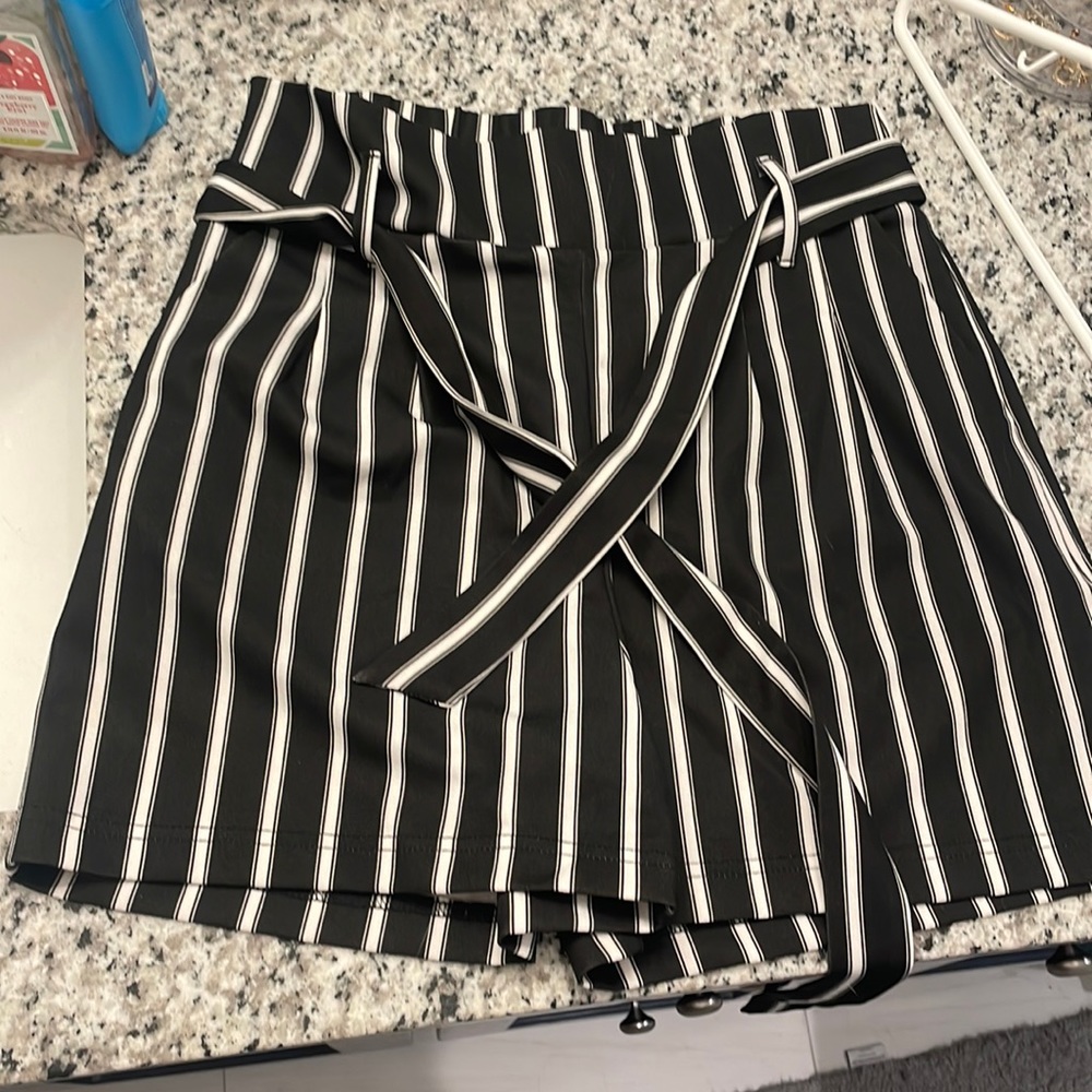 Worn once Ci Sono high waisted shorts size medium. Length: med thigh.